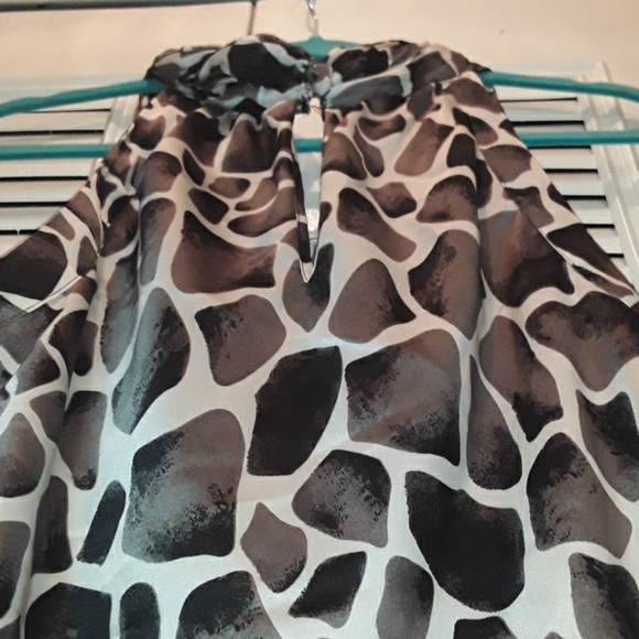 Gray Giraffe Print Sleeveless Blouse - Picture 4 of 7